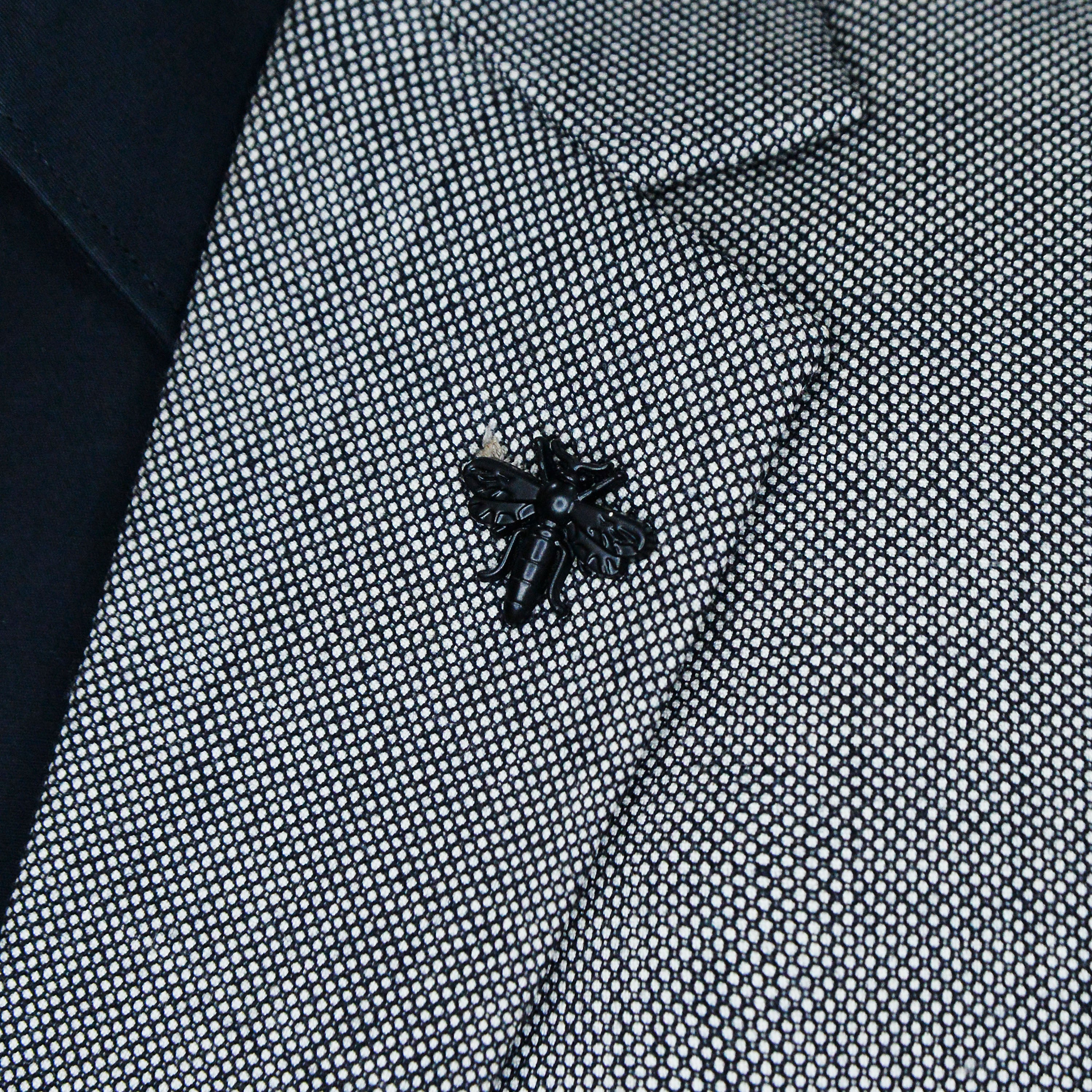 RETRO BEE GUITAR BROOCH